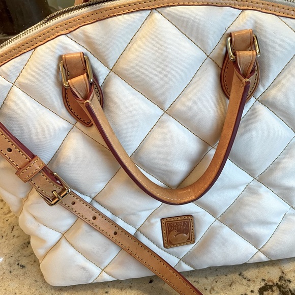 A CLASSIC. WHITE & TAN TUFTED STANDS OUT FOR SURE! - Picture 6 of 15